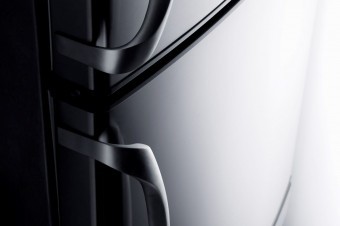 The handles of the 70cm model are generously proportioned and chromed die-cast.